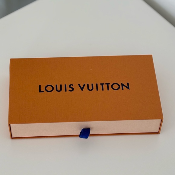 Louis Vuitton Box with gift card & ribbon - Picture 2 of 6